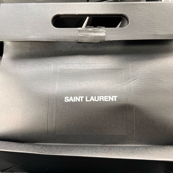 BRACELET WITH A SAINT LAURENT-ENGRAVED PLAQUE AND MAGNETIC FASTENING. - Picture 4 of 5